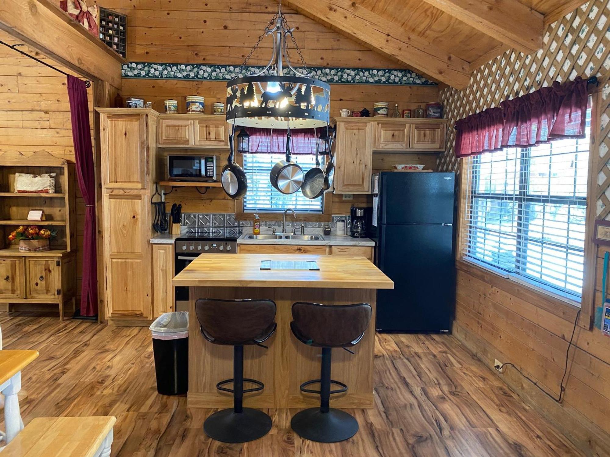 A Peace Of Heaven Cabins And Rv Vanderpool Exterior photo